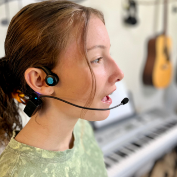 Jeune pianiste portant le casque Forbrain® en répétition, concentrée sur son jeu